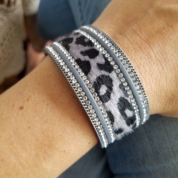🎈SALE🎈 Faux fur animal print rhinestone bracelet - Picture 6 of 7